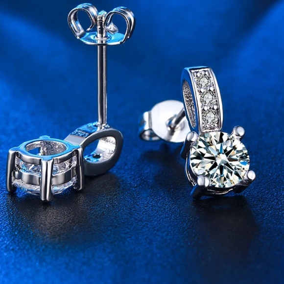 Sale⭐️⭐️🎉Stud CZ Crystals Silver Earrings New - Picture 2 of 4